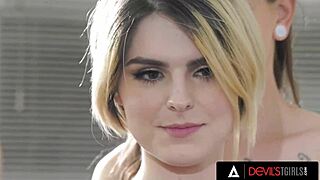 Devils Tgirls呈现火辣变性人三人行与stunning宝贝