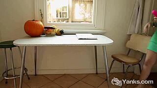 yanks girl anne pulsating her shaved snatch with dildo 😏