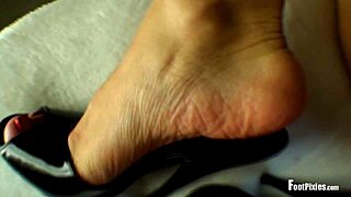 Is Jade Vixen Stripping Off Her Black Hose To Show Those Wrinkled Stockings And Toes?