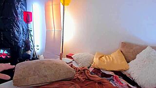 watch this beauty bbw tease on bed