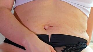 I filmed the famous model masturbating during workout, she was shaved