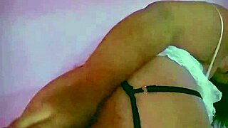 jugando con mi dildo y vibrador al mismo tiempo doble penetracion