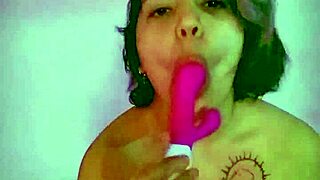 jugando con mi dildo y vibrador al mismo tiempo doble penetracion