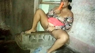 la jefa va a supervisar el trabajo y mientras llegan los trabajadores ella se masturba y termina rica