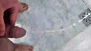 mijando gostoso no banho with cute brazilian twink