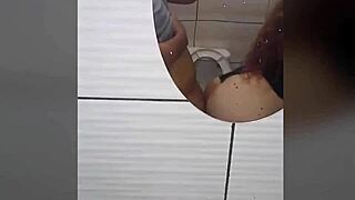 Sexo Publico La Acabo de Conocer en Una Fiesta del Colegio y Termino Cogiendola Sexo en el Baño