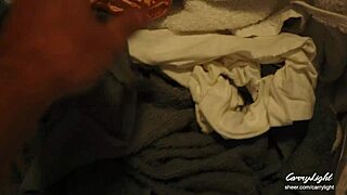 继母抓到他用她的内裤手淫并帮忙？