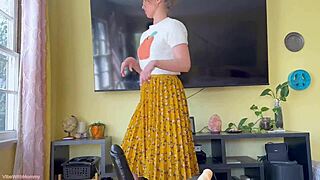 Stepmom in lingerie tests preferences with huge ass