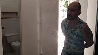 Con La Excusa De Pedir Harina Voy Donde La Mujer De Mi Mejor Amigo Para Darle Una Rica Follada Y Correrme En Su Cara