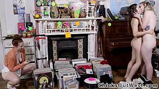 Real hairy Aussie fingers dive deep into wet action, unbelievable!