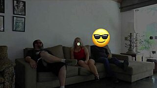 esposa infiel fodendo com amigo ao lado do corno 😏