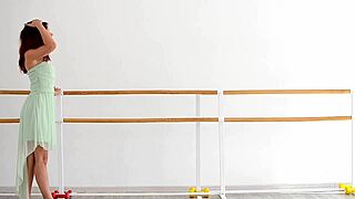 Russian Hotness Zlata Hamupipoke Bends Super Flexible in Naked Yoga Session