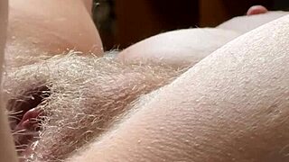 嘿，看这超近景毛茸茸阴户慢动作被操！