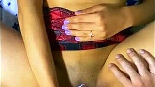 La amiga del vecindario sedujo al chico del apartamento de al lado pero no se dio cuenta de que estaba siendo observada por las cámaras de seguridad