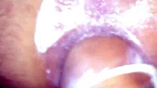 Recebendo mão no meu cu em fisting anal.