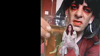 hey, this bisexual sissy guy is naked and swallowing pee lol 😳