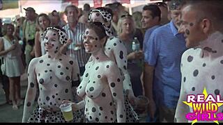 荡妇在大胆闪现幻想节街道上的奶子和屁股