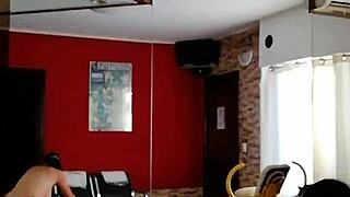 joven desconocido disfruta de una buena cojida de mi mujer por dinero