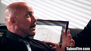 秘书趁老板紧张接老婆电话时偷偷口交