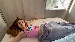 me follo a mi hermanastra cuando nadie ‘ta en casa, so wet!