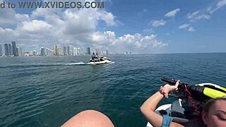 饥渴金发妹在水上摩托上被湿穴猛钻并射精