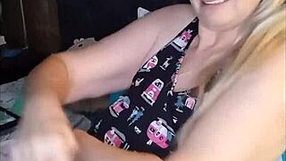 Hot MILF Reaches Intense Orgasm Masturbating Live on Private Webcam Chat