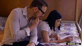 可爱的棕发Lady Dee被变态继父猛干