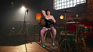 Granny Carmen Angel Gets Licked to Wild Orgasm in Homemade Clip!