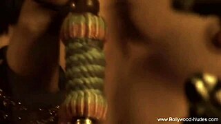 性感棕发女郎的仪式欢乐时刻