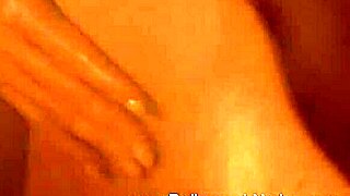 性感棕发女郎的仪式欢乐时刻