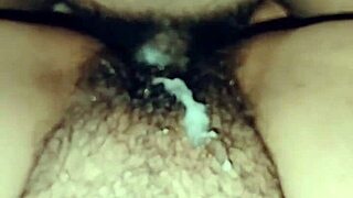 perra madura se masturba con su consolador