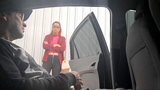 Punheta arriscada na rua para estudante que estava no ponto de ônibus