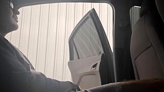 Punheta arriscada na rua para estudante que estava no ponto de ônibus