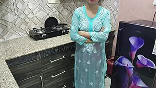 印度继母大奶教厨房操逼技巧