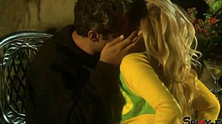 A guy had sex with his blonde girlfriend right in the yard