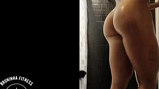 Ruiva cavala depila bucetinha no banho 😍. Deixa lisinha completo no red!