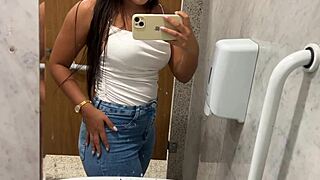 Batendo siririca no banheiro do shopping, não aguentei de tesão! 🔥
