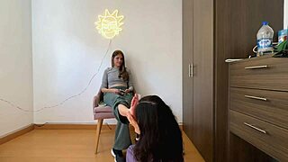 Hot Colombian lesbians dive into kinky fetish play