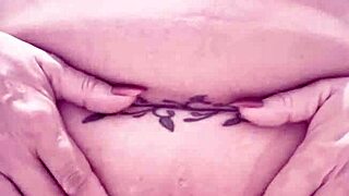 Marca comigo e vem enfiar seu cacete nessa buceta gulosa e puta e adoro que esporrem na minha boca tambem vem estou esperando