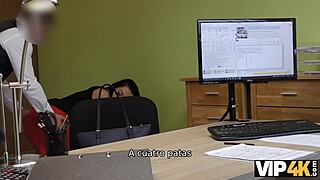 Desempleada sin familia, desnuda para sobrevivir en casting