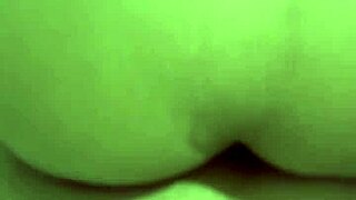 Mi hermanastra llega de fiesta y queda profunda, entro a su habitaci�n y me masturbo metiendo leche en su co�ito y culo con dedos