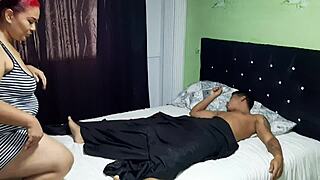 Mi madrastra ME CHUPA LA POLLA a primera hora del día!