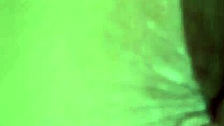 Mi hermanastra llega de fiesta y queda profunda, entro a su habitaci�n y me masturbo metiendo leche en su co�ito y culo con dedos