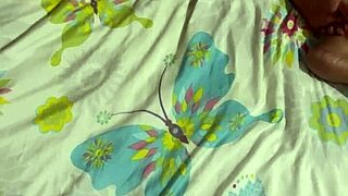 Mi hermanastra llega de fiesta y queda profunda, entro a su habitaci�n y me masturbo metiendo leche en su co�ito y culo con dedos