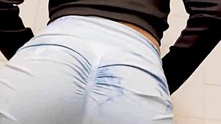 my friend dances so sexy, drives me nuts!