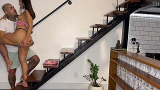 a mulher da vizinha adora quando passo creminho e fodo ela na escada