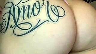 morena gostosa brincando com a bunda e buceta