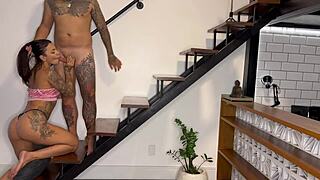 a mulher da vizinha adora quando passo creminho e fodo ela na escada