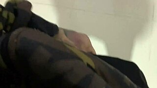 NINFETINHA SAFADA COM PIERCING NO PEITO SE EXIBINDO ATE LEVAR ROLA DO SACANA