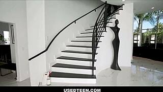 辣金发Lilly Bell擦楼梯被室友Elias Cash猛用